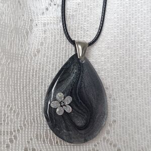 Elegant Black Teardrop Pendant Necklace